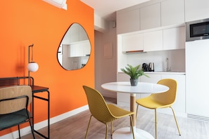 MIXT Neon 1-bed | Restauration dans la chambre
