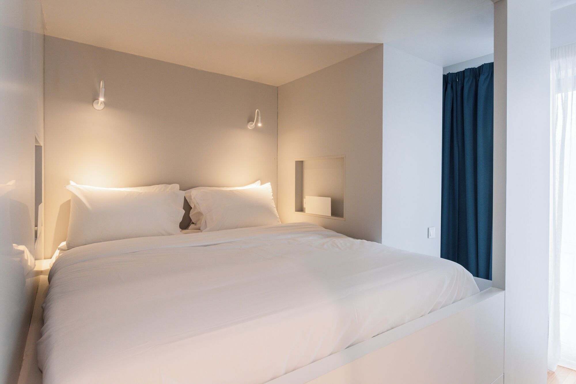 MIXT Twist studio | Espacio para trabajar con un portátil y cortinas opacas