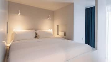 MIXT Twist studio | Espacio para trabajar con un portátil y cortinas opacas