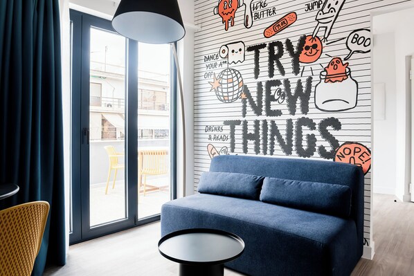 MIXT Spectrum 2-bed | Oleskelualue | 43–tuumainen taulutelevisio, jossa digitaalikanavat