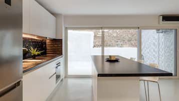 Apartament júnior, pati (12310001) | Cuina privada | Frigorífic gran i microones