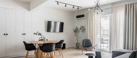 Klassiek appartement | Woonruimte | Een 43-inch flatscreentelevisie met digitale zenders