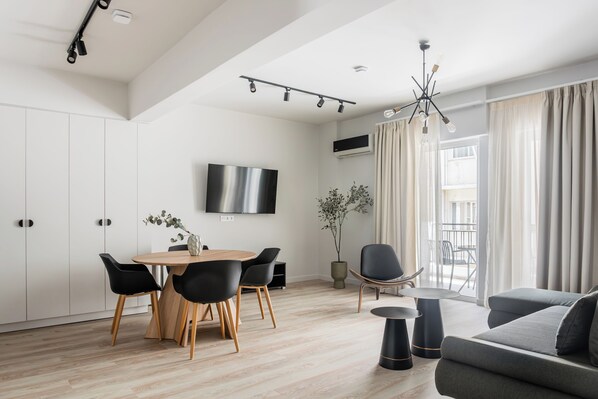 Classic-Apartment | Wohnbereich | 43-Zoll-Flachbildfernseher mit Digitalempfang