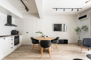 Classic-Apartment | Essbereich im Zimmer