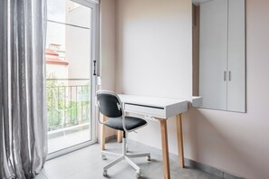 Apartament | Escriptori, espai de treball apte per a portàtils i cortines opaques 