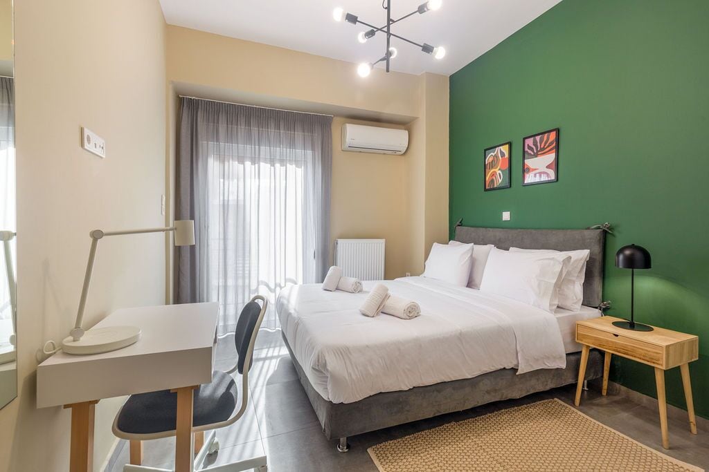 Apartament | Escriptori, espai de treball apte per a portàtils i cortines opaques 