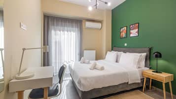 Apartament | Escriptori, espai de treball apte per a portàtils i cortines opaques