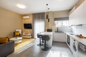 Snug Retreat | Cuisine privée | Réfrigérateur grande capacité avec congélateur, four à micro-ondes