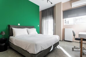 Apartament | Escriptori, espai de treball apte per a portàtils i cortines opaques 