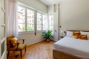 Schreibtisch, laptopgeeigneter Arbeitsplatz, Verdunkelungsvorhänge