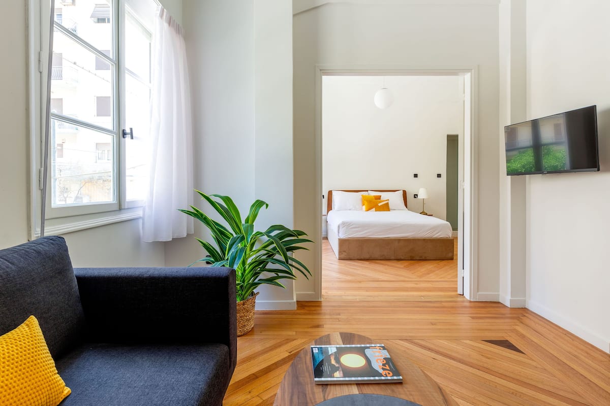 Met Bayer | 1 bedroom, desk, laptop workspace, blackout curtains