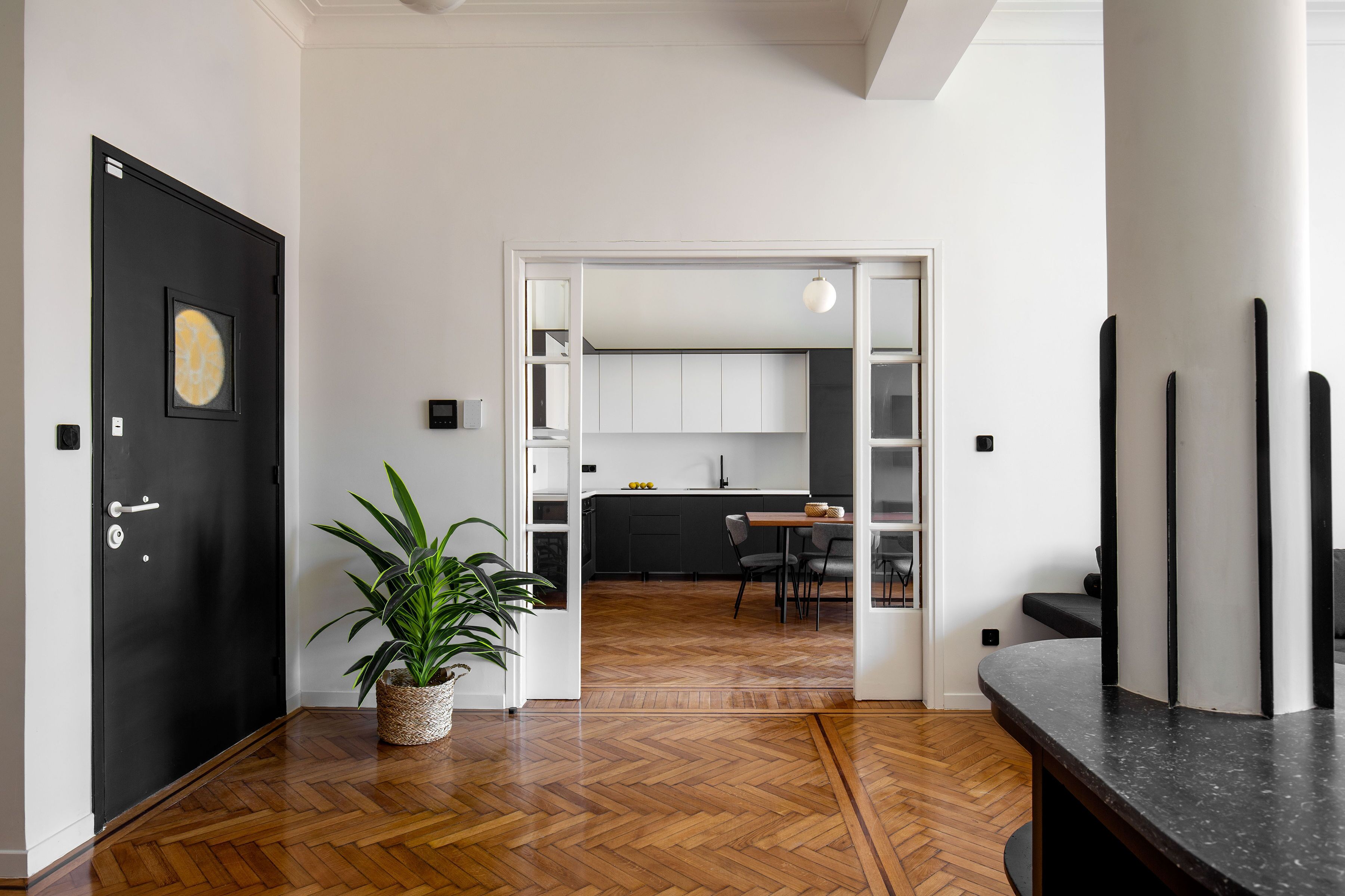 Met Marthas | Meja kerja, ruang kerja ramah laptop, dan tirai kedap cahaya