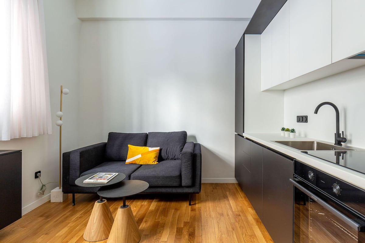 Met Schmidt | Living area | 43-inch flat-screen TV with digital channels