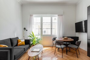 Met Muche | Wohnbereich | 43-Zoll-Flachbildfernseher mit Digitalempfang