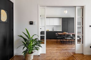 Met Marthas | Desk, laptop workspace, blackout curtains, iron/ironing board - The MET by Zoia Living (Athens)