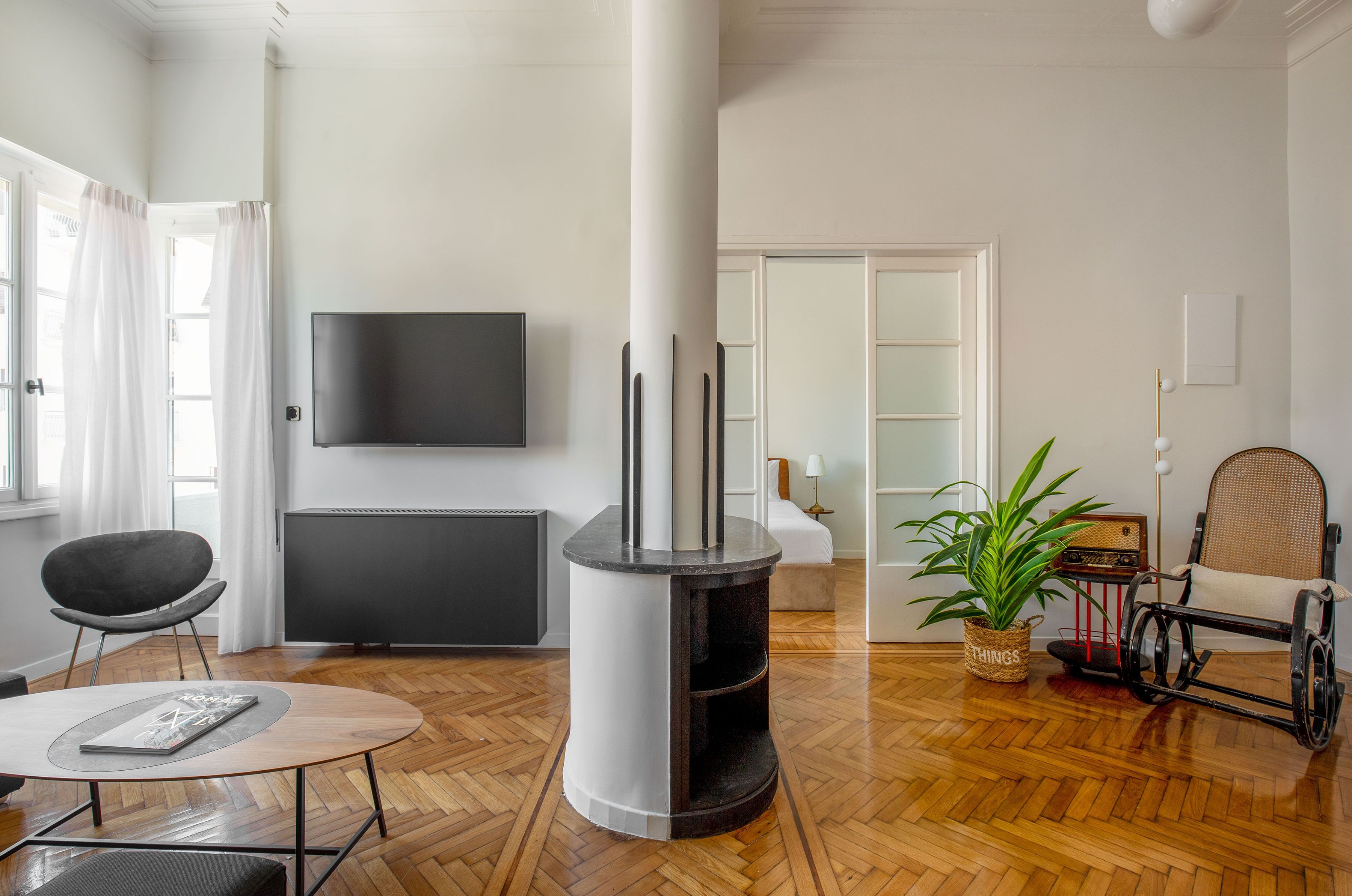 Met Marthas | Área de estar | TV de tela plana 43 polegadas com canais digitais