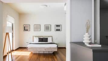 1 habitación, cortinas blackout y tabla de planchar con plancha