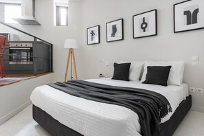 Hill Root | Blackout drapes, iron/ironing board, free WiFi, bed sheets - The Hill by Zoia Living (Athens)