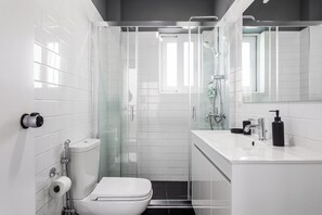 OneZeroTwo Absolute | Bagno | Doccia, set di cortesia gratuito, asciugacapelli, asciugamani
