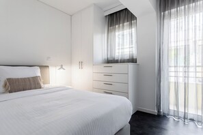 OneZeroTwo Absolute | Laptop workspace, iron/ironing board, free WiFi, bed sheets