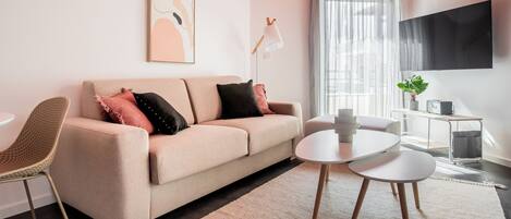 OneZeroTwo Regular | 客廳