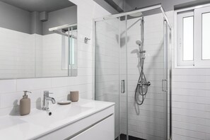 OneZeroTwo Regular | Kamar mandi | Shower, perlengkapan mandi gratis, pengering rambut, dan handuk