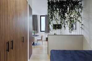 Desk, laptop workspace, blackout curtains, soundproofing - MoRe by Zoia Living (Athens)