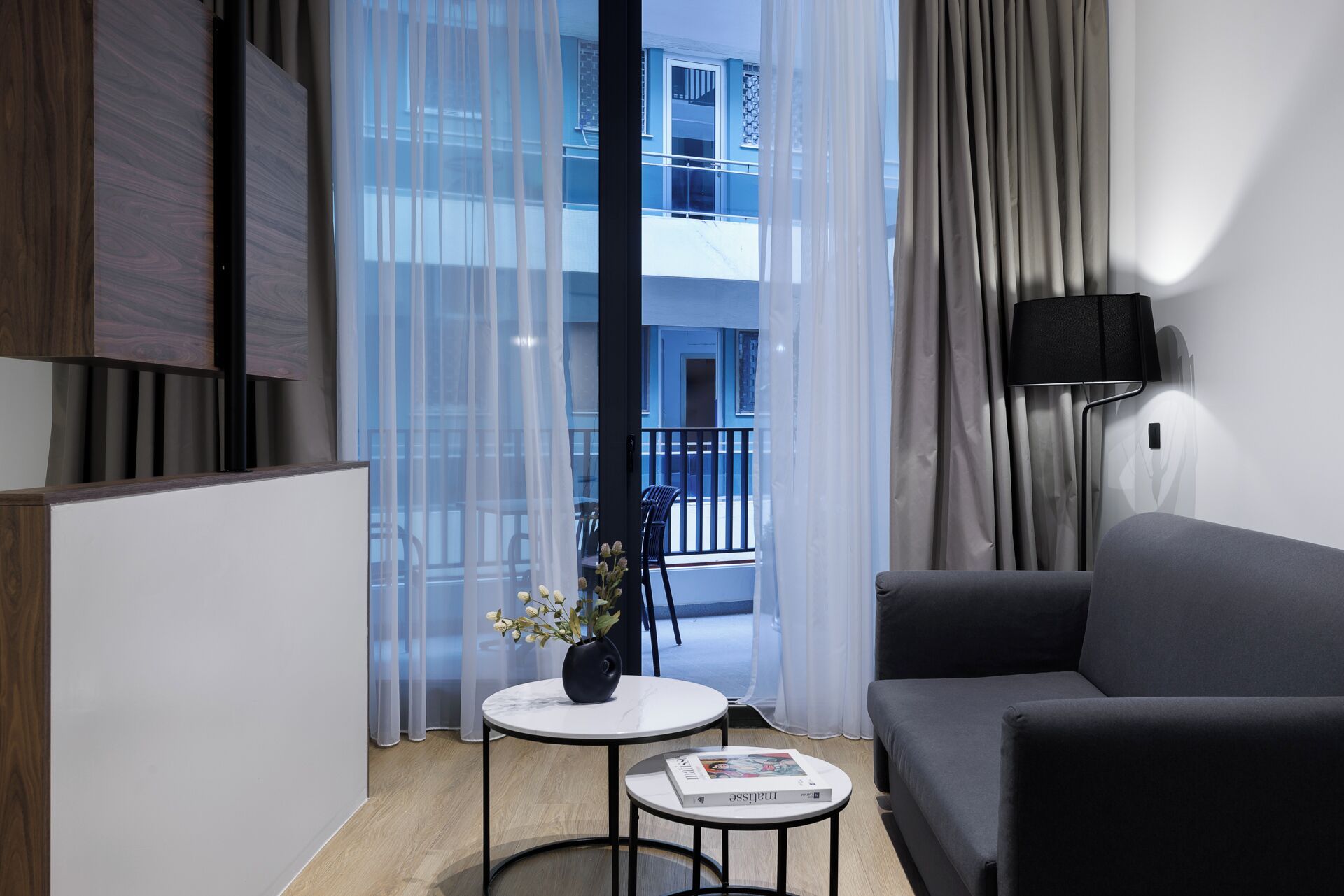 Escritorio, espacio para trabajar con laptop y cortinas blackout 