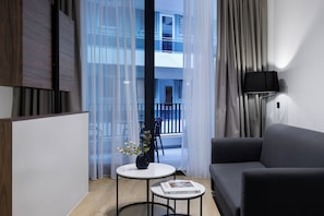 Escritorio, espacio para trabajar con laptop y cortinas blackout