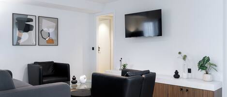 MoRe Exclusive | Desk, laptop workspace, blackout drapes, soundproofing