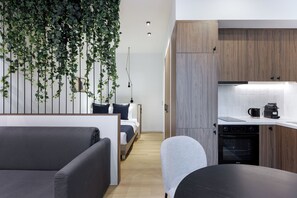 Escritorio, espacio para trabajar con laptop y cortinas blackout