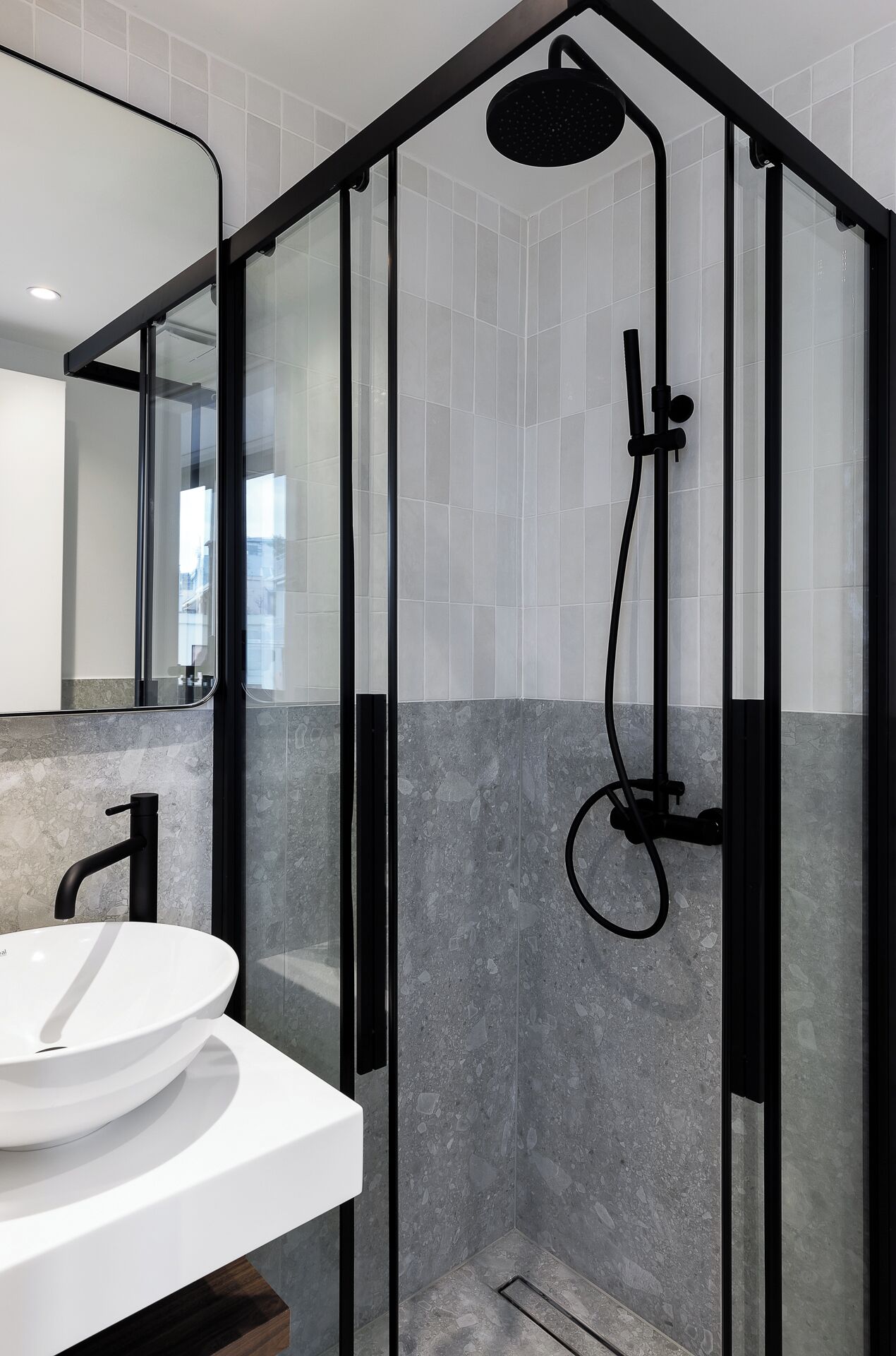 Douche, serviettes fournies, savon, shampoing