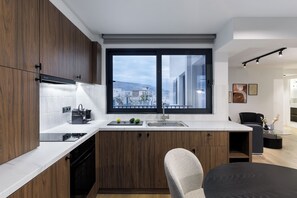 MoRe Signature | Private kitchen | Full-size fridge, microwave, oven, stovetop - MoRe by Zoia Living (Athens)