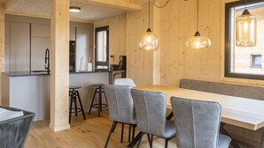 Une cuisine moderne avec des meubles en bois, un évier en acier inoxydable et un four encastré.