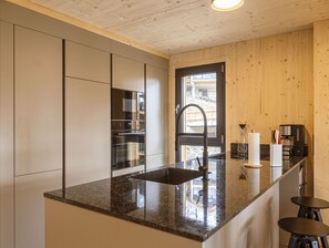 Jääkaappi, mikroaaltouuni, uuni, astianpesukone