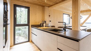 Jääkaappi, mikroaaltouuni, uuni, astianpesukone