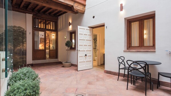 Outdoor dining - Siete LLaves by Toledo AP (Toledo)