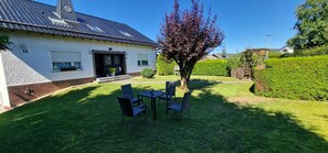 Outdoor dining - Large vacation apartment with balcony near the Nürburgring in the climatic health resort of Kelberg (Kelberg)