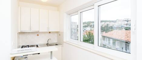 Fridge, oven, stovetop, coffee/tea maker