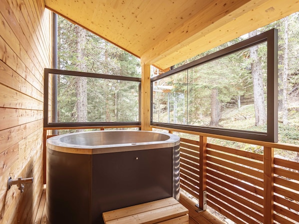 Indoor spa tub
