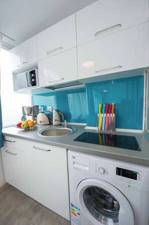 Fridge, microwave, stovetop, coffee/tea maker