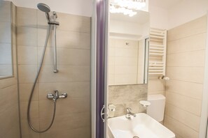 Een haardroger, handdoeken