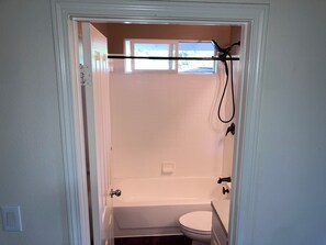 Bidet, tovalloles, sabó i paper higiènic 