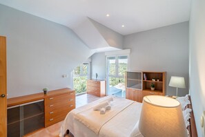 4 bedrooms, iron/ironing board, free WiFi