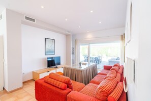 Fireplace - Holiday Home with private swimming pool (Llanos de Don Juan)