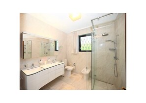 Shower, hair dryer, bidet, towels - Magnificent villa with indoor pool and prime lake view location (Brione sopra Minusio)