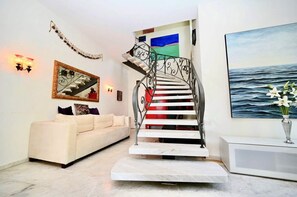 Smart TV, fireplace