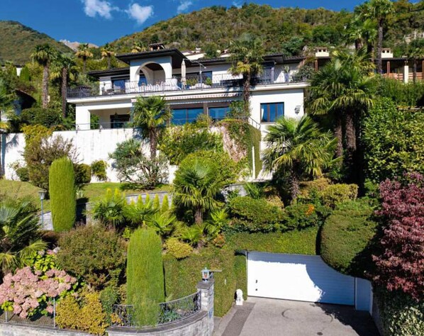 Exterior - Magnificent villa with indoor pool and prime lake view location (Brione sopra Minusio)