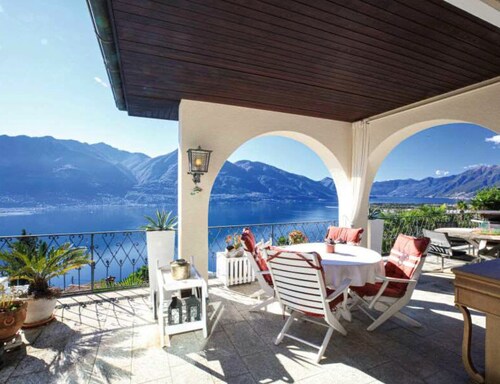 Magnificent villa with indoor pool and prime lake view location