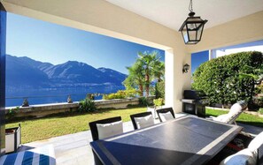 Outdoor dining - Magnificent villa with indoor pool and prime lake view location (Brione sopra Minusio)